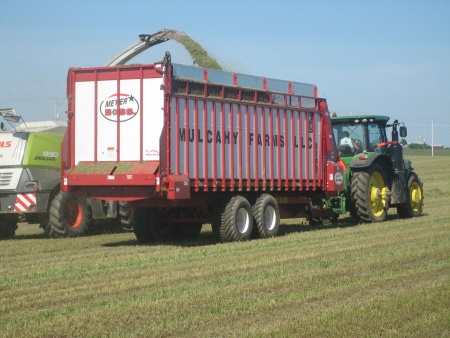 8200 BOSS RT Front & Rear Unload Forage Box